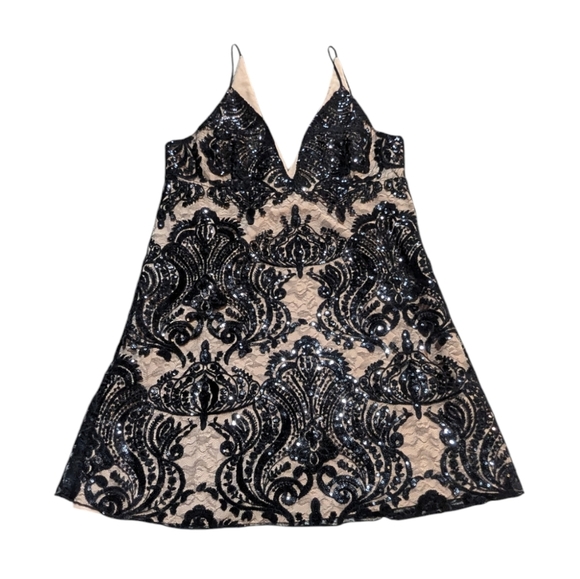 Elegant Black Lace Dress - Picture 3 of 10